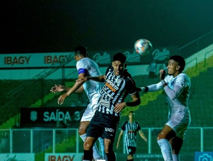 Jefinho pulando com dois zagueiros do Barra na vitória do Figueirense por 2 a 0 sobre o Barra