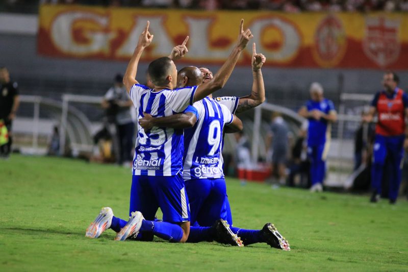 Jogadores do Leão comemoram gol de Giovanni que garantiu vitória contra o CRB – Foto: Gleiton Lins Vieira e Leandro Santos/Avaí FC