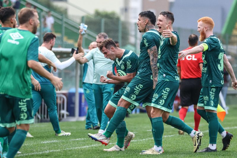 Jogadores da Chapecoense comemoram gol contra o Avaí 