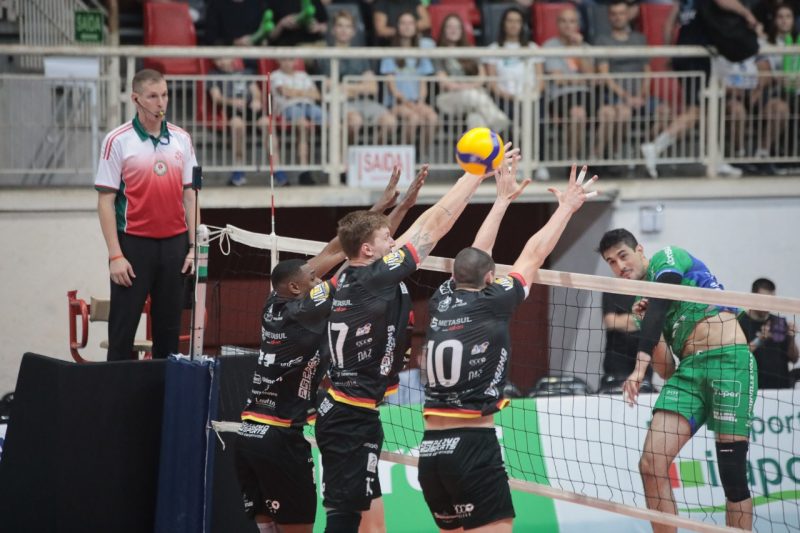 Joinville Vôlei vence na estreia da Copa Internacional