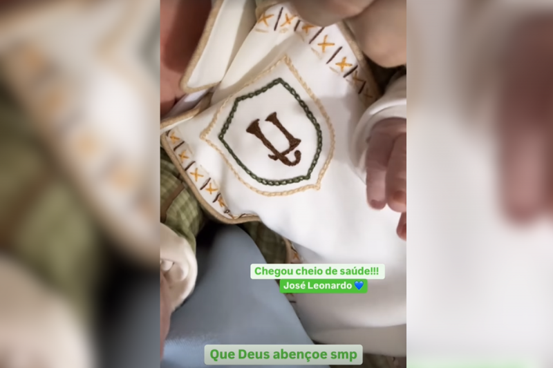 Mãos e iniciais na roupa de José Leonardo, filho de Virginia Fonseca