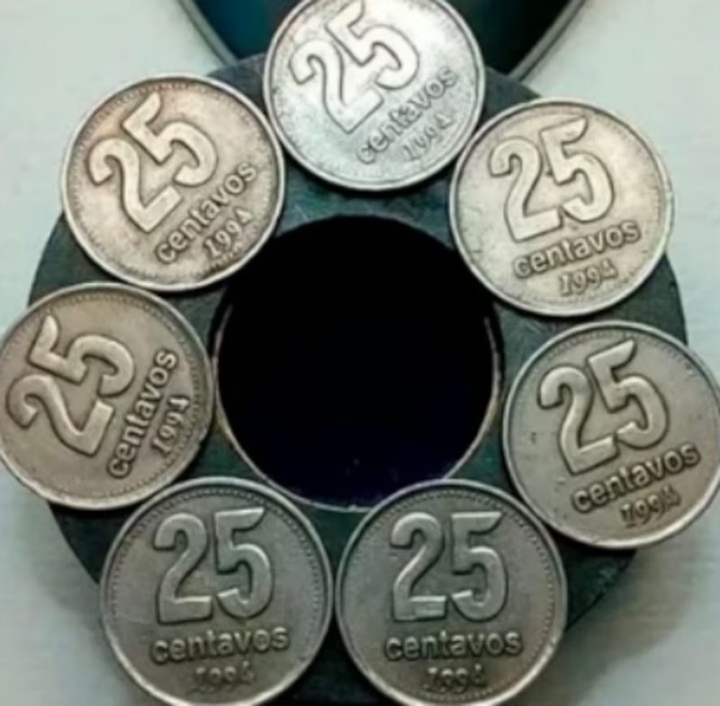 Diversas moedas de 25 centavos de peso