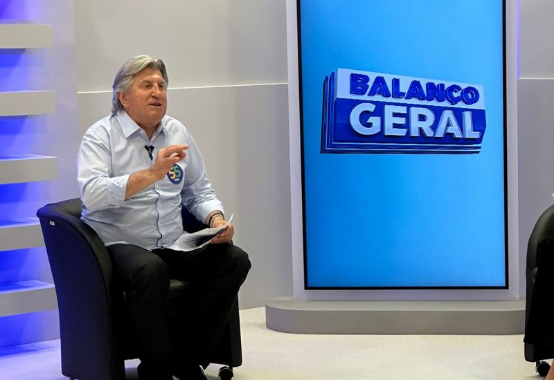 O candidato Leonel Pavan durante entrevista no Balanço Geral