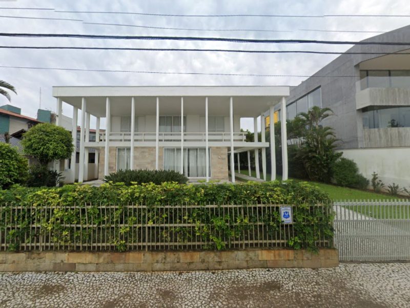 Na foto, famosa mansão da orla de Cabeçudas com pilares brancos.