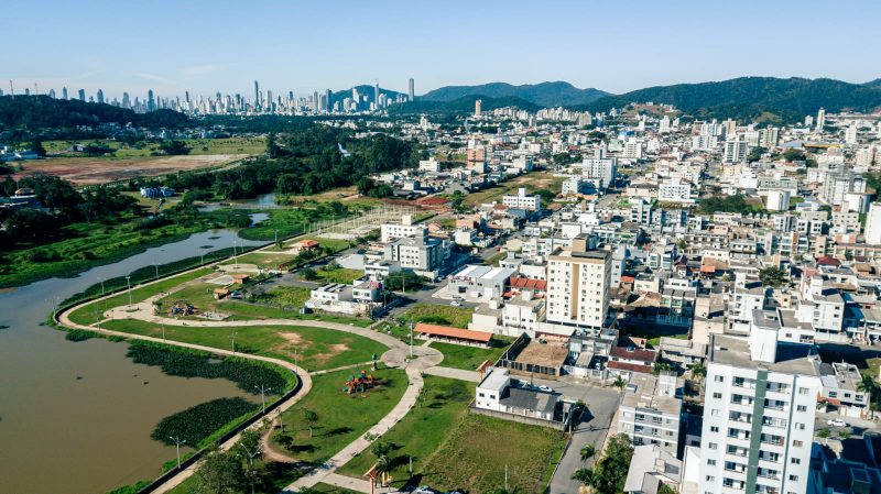 Foto aérea da cidade; tecnologia é a solução para o saneamento em Camboriú