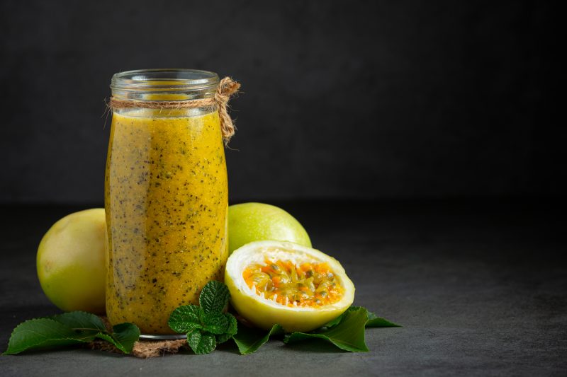 Suco de maracujá ao lado da fruta