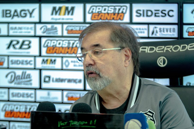 Marco Aurélio Cunha durante coletiva no Figueirense