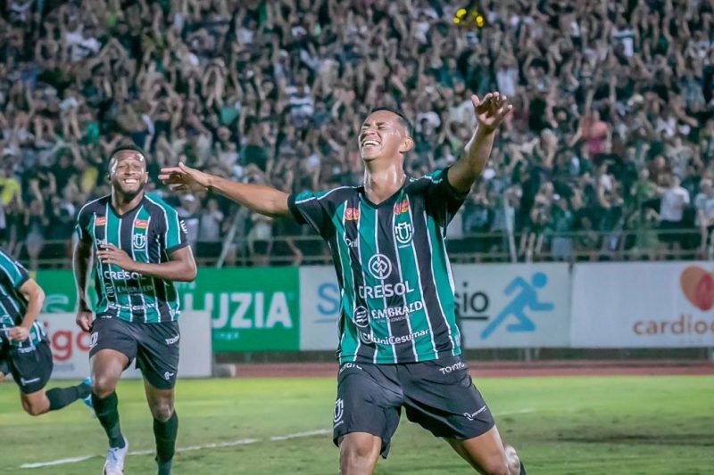 Rodrigo comemorando o gol do acesso do Maringá, um dia antes de acertar com o Avaí