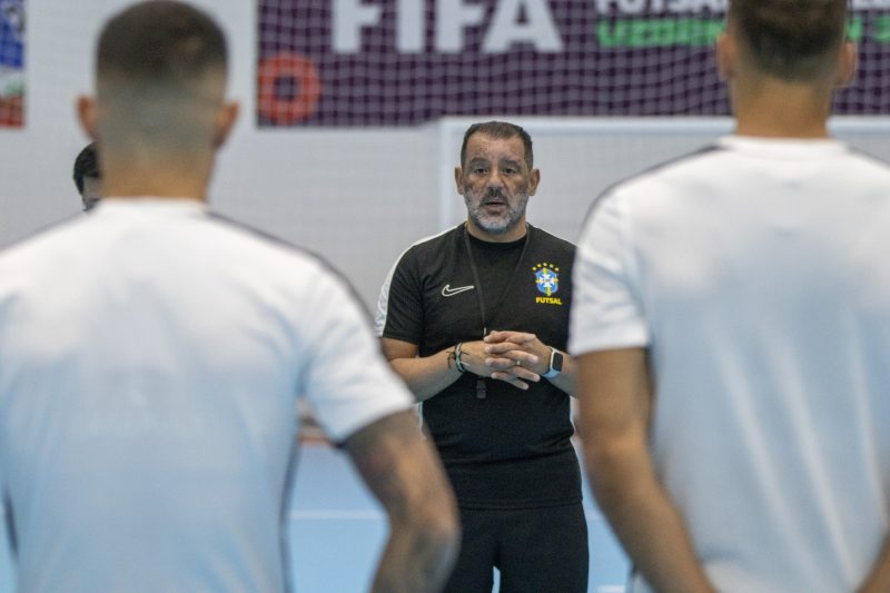 Marquinhos Xavier (ao centro), técnico do Brasil