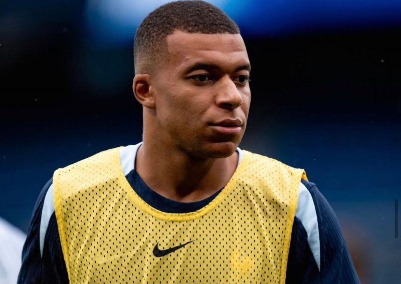 Mbappé treina pela seleção da França