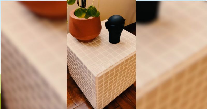 Mesa de cabeceira com pastilhas cerâmicas