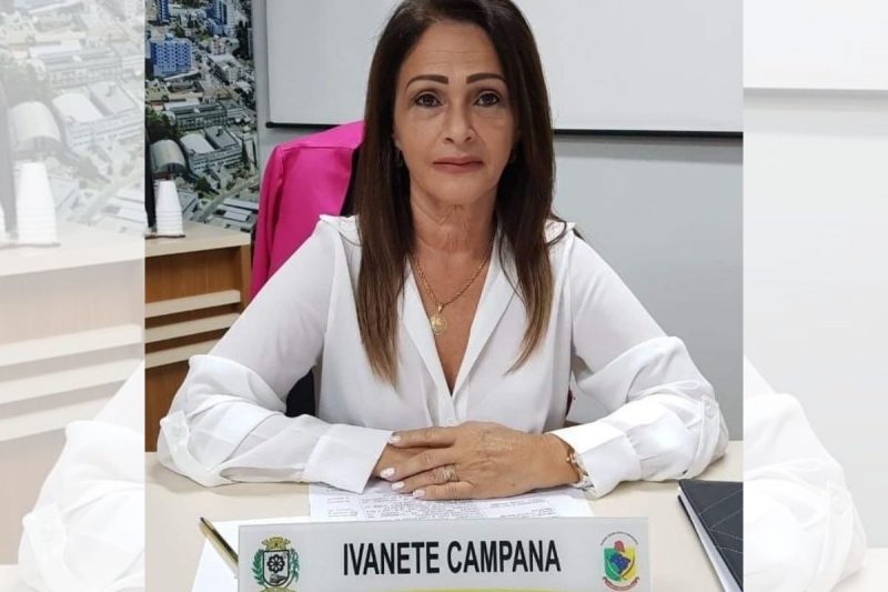 vereadora Ivanete Campana sentada em uma cadeira de frente para uma mesa com uma placa com o seu nome na câmara de vereadores de herval d'oeste