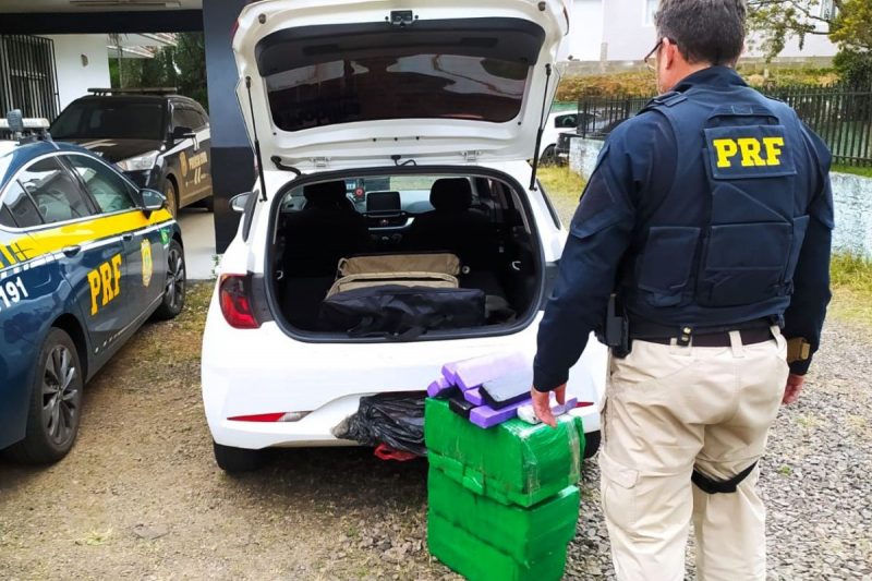 A droga estava escondida na bolsa de viagem em um carro de aplicativo de carona; dois homens foram levados para a delegacia 