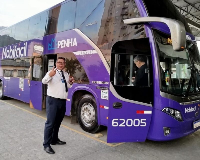 Foto mostra motorista de ônibus morto em acidente 