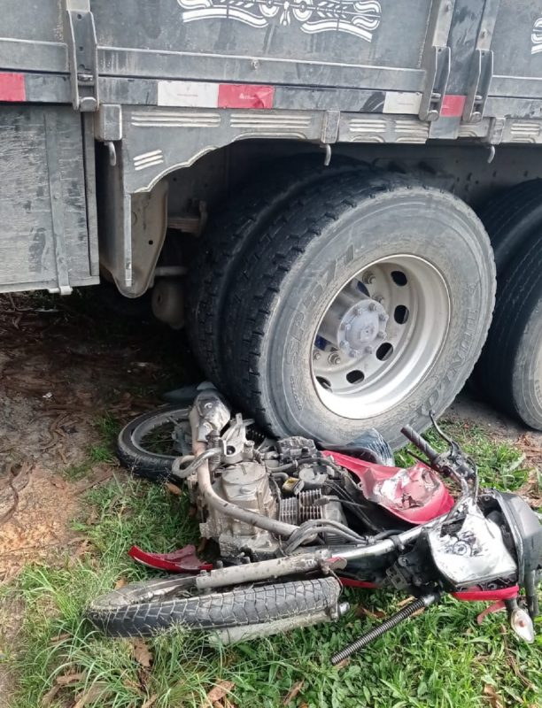 Acidente aconteceu por volta das 13h30; motociclista não resistiu aos ferimentos e morreu ainda no local 