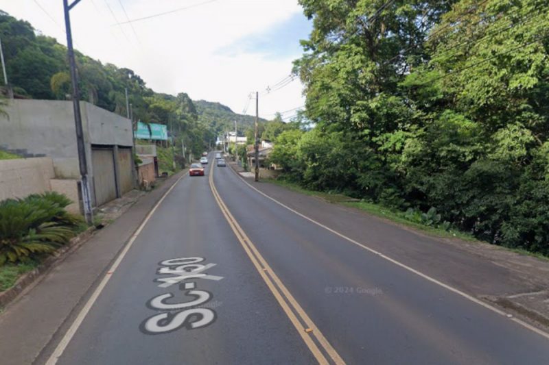 avenida Caetano Natal Branco em Joaçaba onde a mulher foi surpreendida por um soco no rosto enquanto chegava em casa