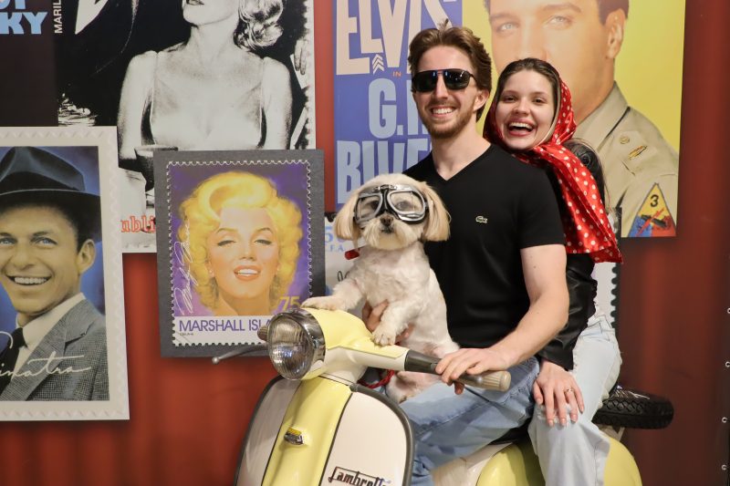 Família com pet em foto no museu do automóvel em Pomerode 