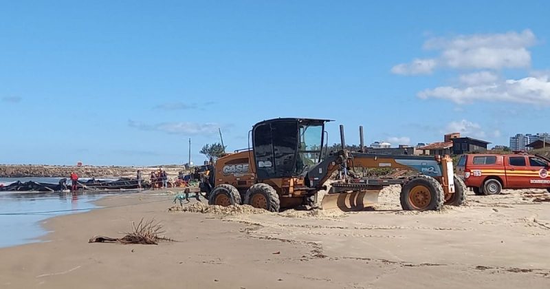 Barco foi retirada da água com auxilio de retroescavadeira