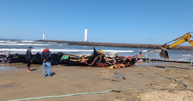 Embarcação que virou na barra do Rio Mampituba foi retirada do mar com ajuda de retroescavadeira