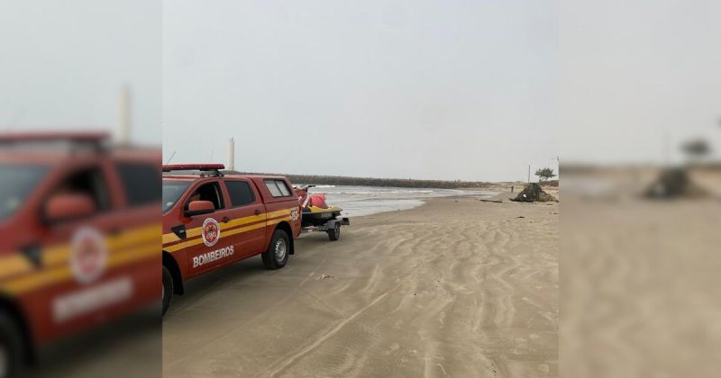 Corpo de Bombeiros busca homem desaparecido após naufrágio em Passo de Torres