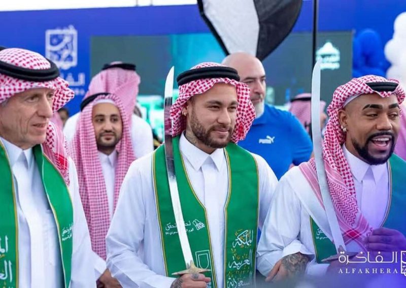 Neymar em evento de comemoração do Dia Nacional Saudita ao lado de Malcom e Jorge Jesus