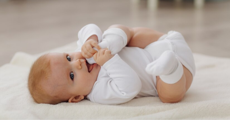 Bebê com pés na boca