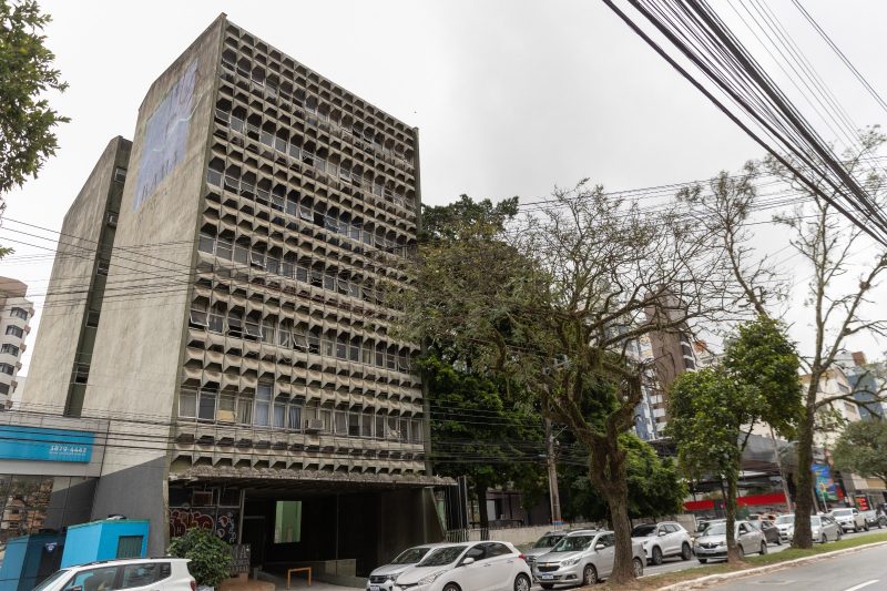 Immegem mostra um dos prédios abandonados em Florianópolis no centro da capital