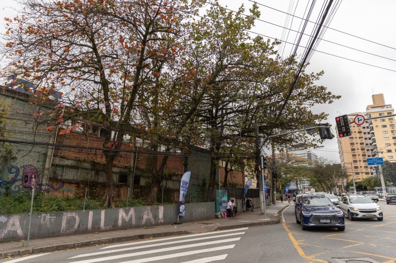 Imagem de edificação vandalizada em uma esquina da Capital. Estrutura é um prédios abandonados em Florianópolis