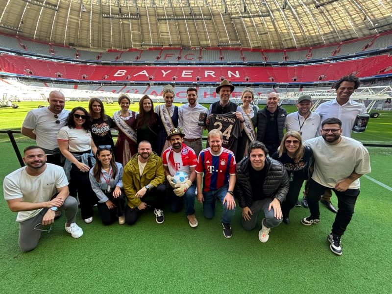 Realeza da Oktoberfest de Blumenau com representantes da Bundesliga