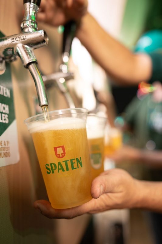 Copo de chope na Oktoberfest Blumenau