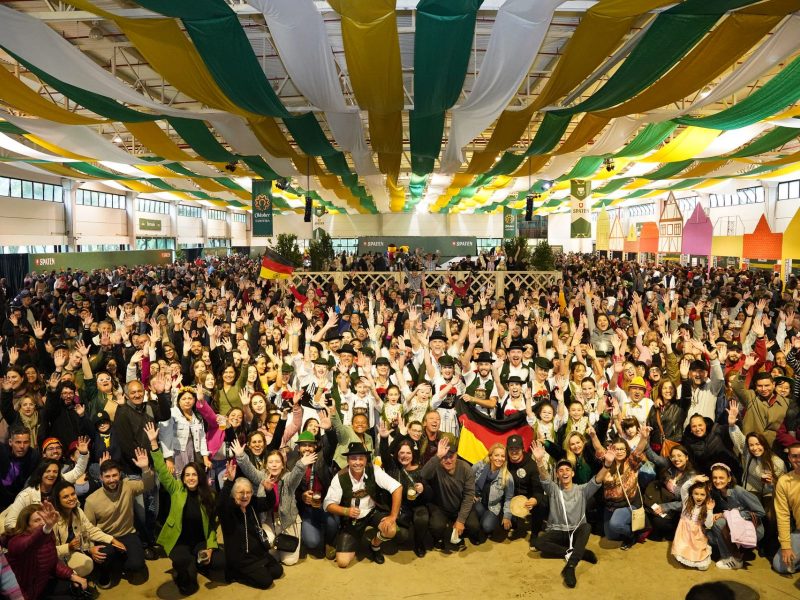 Público na Oktober Curitiba