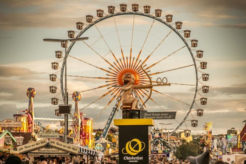 Oktoberfest em Munique vista a luz do dia com roda-gigante ao fundo 