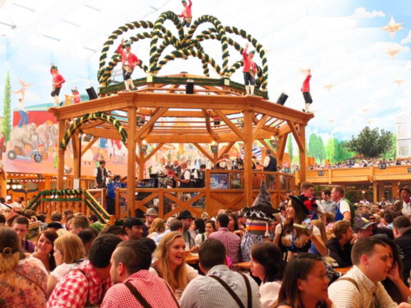 Imagem mostra o pavilhão da Oktoberfest em Munique lotado 