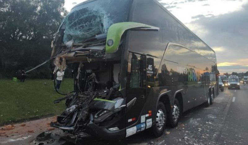 Ônibus que saiu de Florianópolis colidiu com caminhão na BR-290, no Rio Grande do Sul