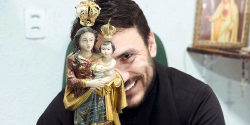 Padre Fabrício Rodrigues e imagem de santo