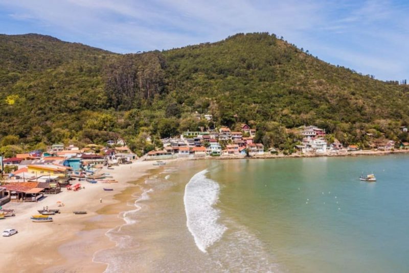 Praia do Pântano do Sul, em Florianópolis, é apontada como praia mais poluída do Brasil