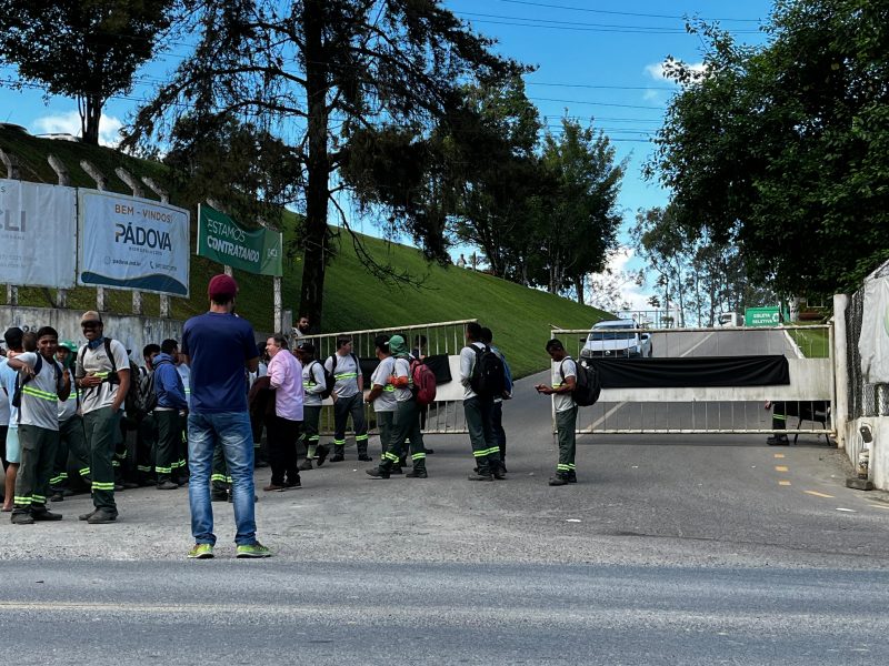 Funcionários da coleta de lixo em frente a empresa 