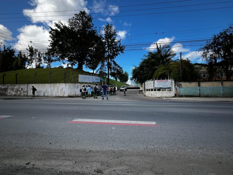 Funcionários da coleta de lixo em frente a empresa 