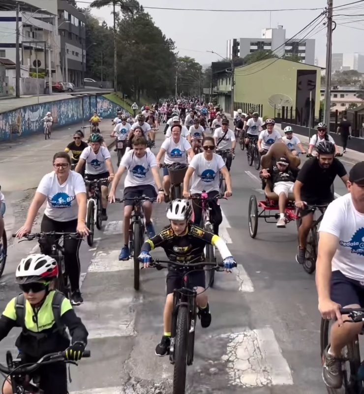 Ciclistas na 3ª edição do Pedala Blu, em Blumenau