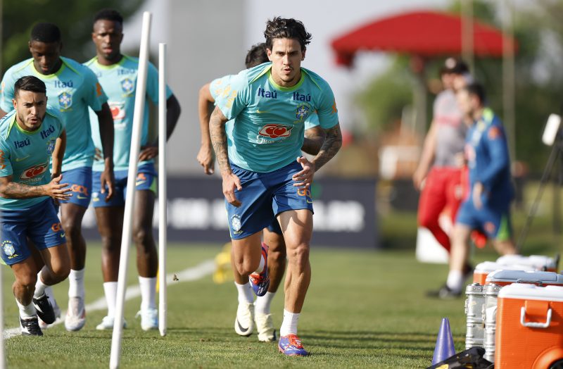 Pedro correndo durante treino da seleção brasileira