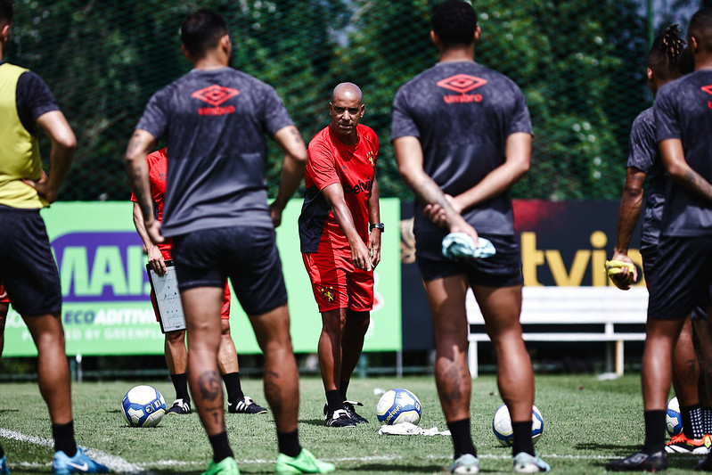 Pepa comandando treino no CT do Sport Recife – Foto: Paulo Paiva/Press Foto Club/ND