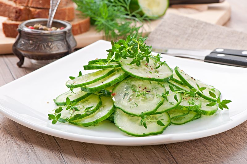 Salada de pepino em um prato 
