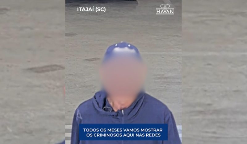 Homem com rosto borrado em publicação compartilhada em perfil da empresa Havan nas redes sociais. Ele usa boné azul escuro e camisa de moletom na mesma cor.