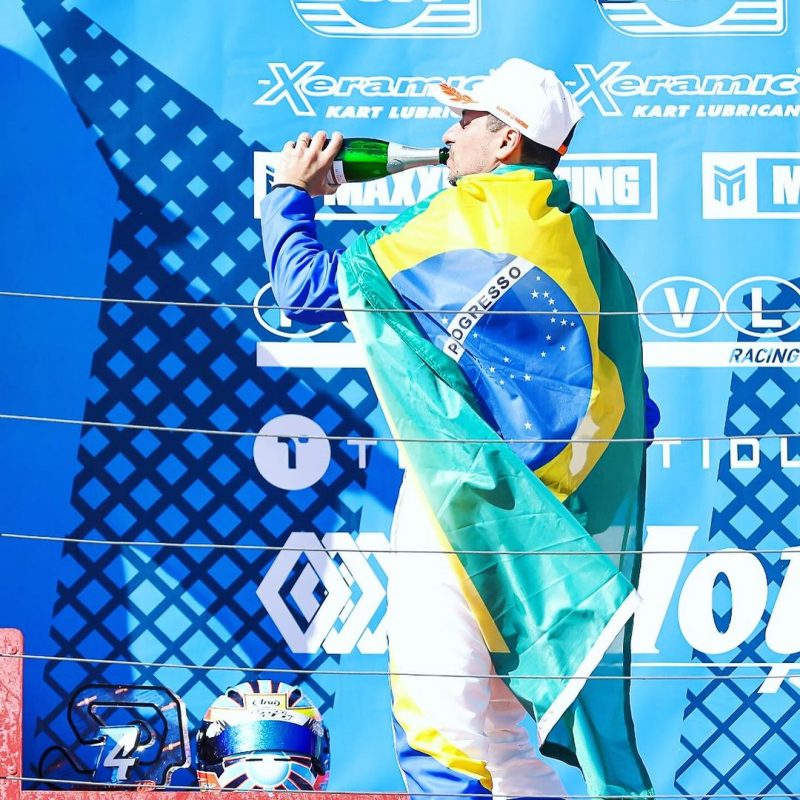 Piloto catarinense Eduardo Guidi no pódio comemorando a conquista no mundial de kart