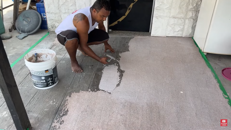 Com apenas um produto, pedreiro ensina a fazer piso com efeito de pedras naturais