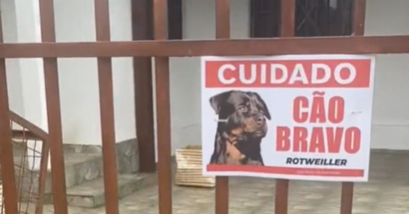 Placa de cuidado com Rottweiler bravo