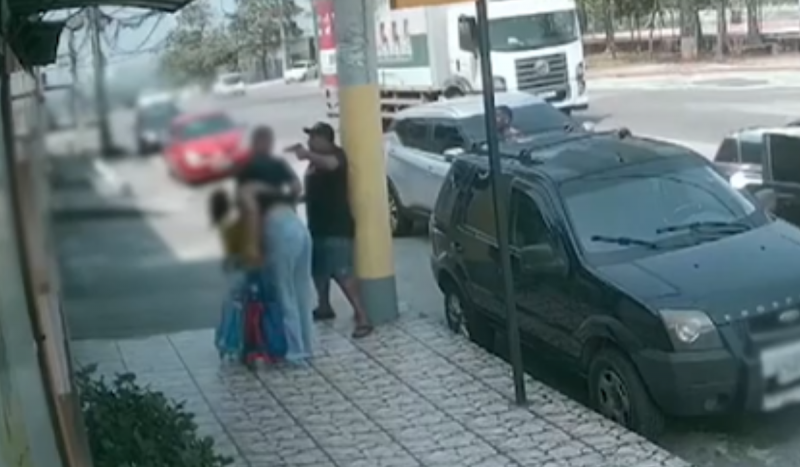 Câmeras de segurança mostram PM sendo baleado em frente à escola dos filhos após ser confundido com miliciano