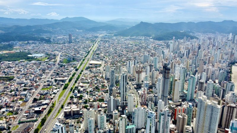 Vista de cima e Balneário Camboriú, cidade onde será o feirão de empregos 