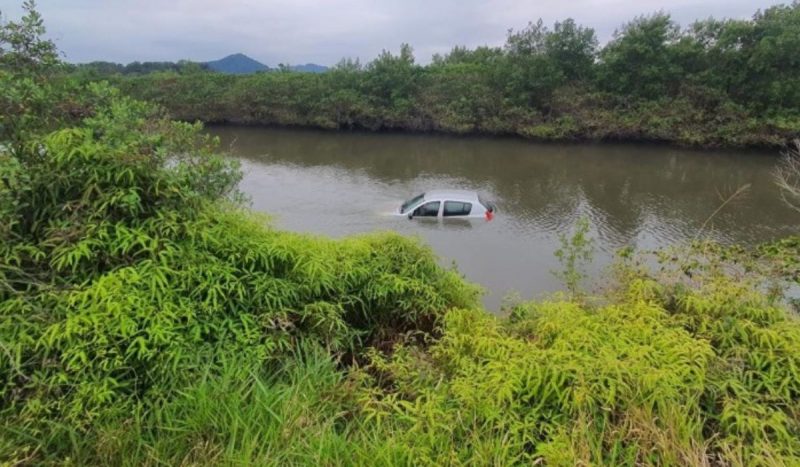 Carro dentro do Rio Jurerê foi localizado na manhã desta terça-feira (3)