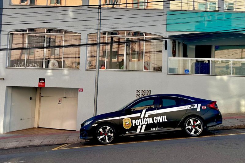 carro honda/civic que foi apreendido na operação Mandrack estacionado em frente a delegacia de Polícia Civil de Concórdia 